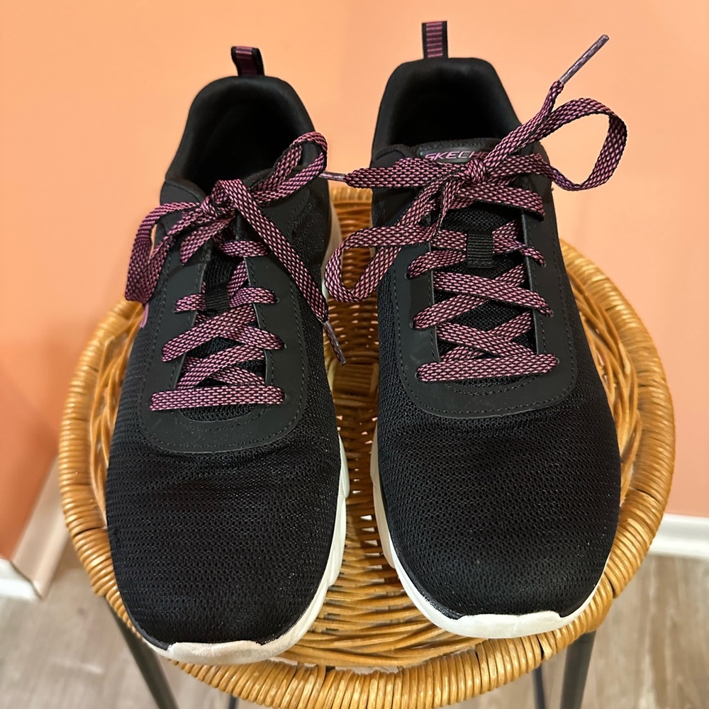 Women’s Black Skechers Tennis Shoes, Size 8, EUC